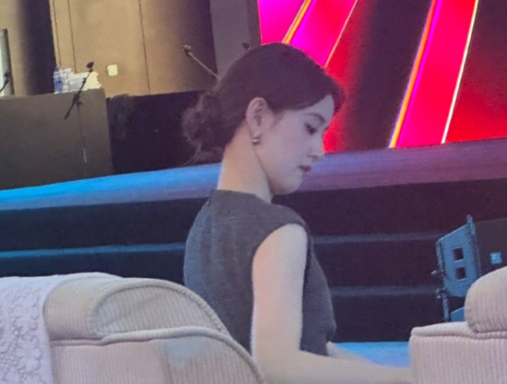 章泽天现身北京气场全开 干练职业套装亮相