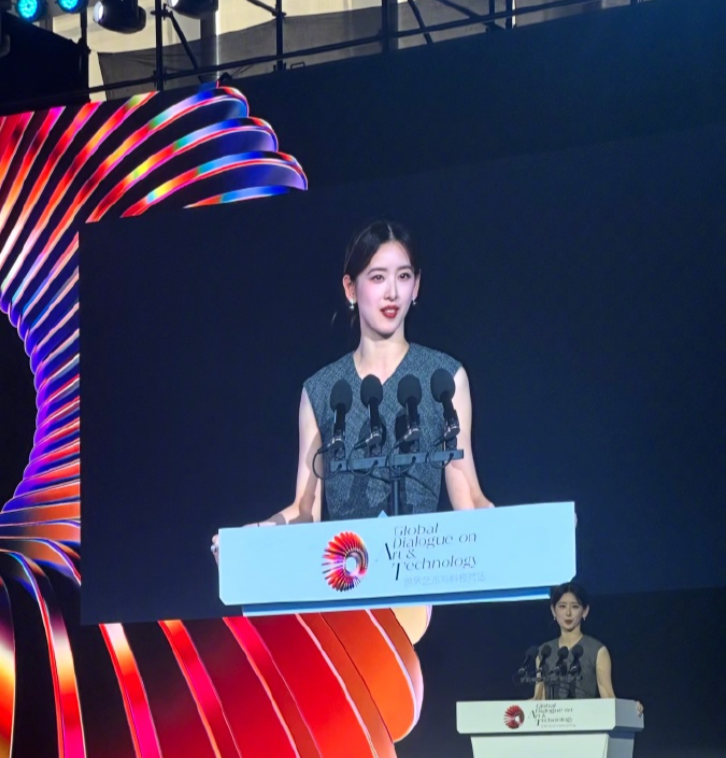 章泽天现身北京气场全开 干练职业套装亮相