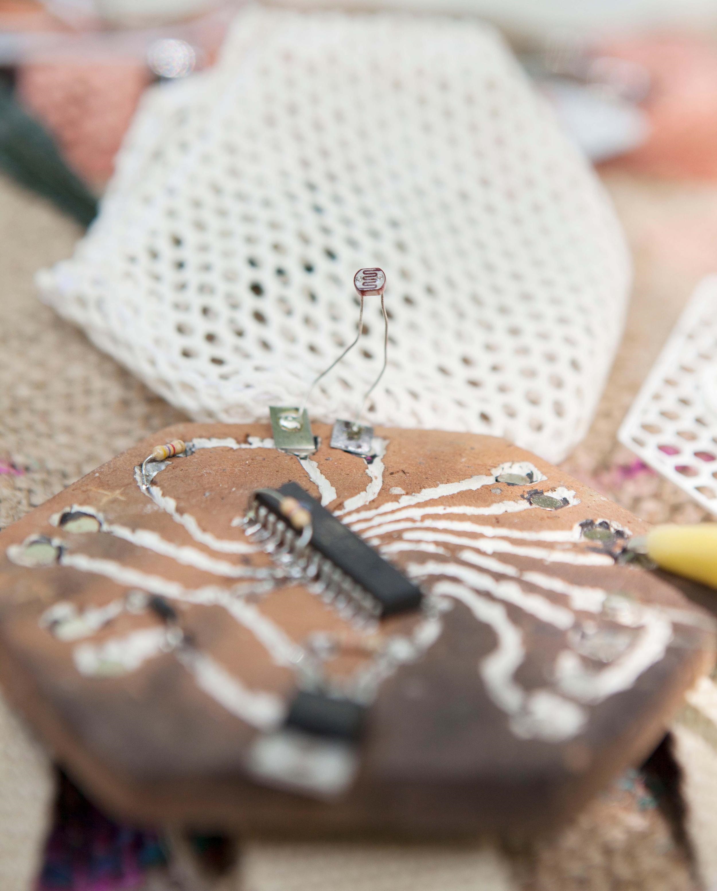 史前工艺做电路板 用泥土和柴火纯手搓PCB 全套教程已开源