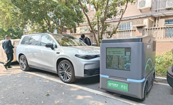 杭州试点移动储充机器人 让老旧小区也可以放心买电车