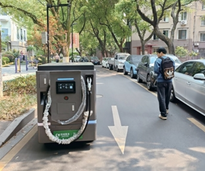 杭州试点移动储充机器人 让老旧小区也可以放心买电车