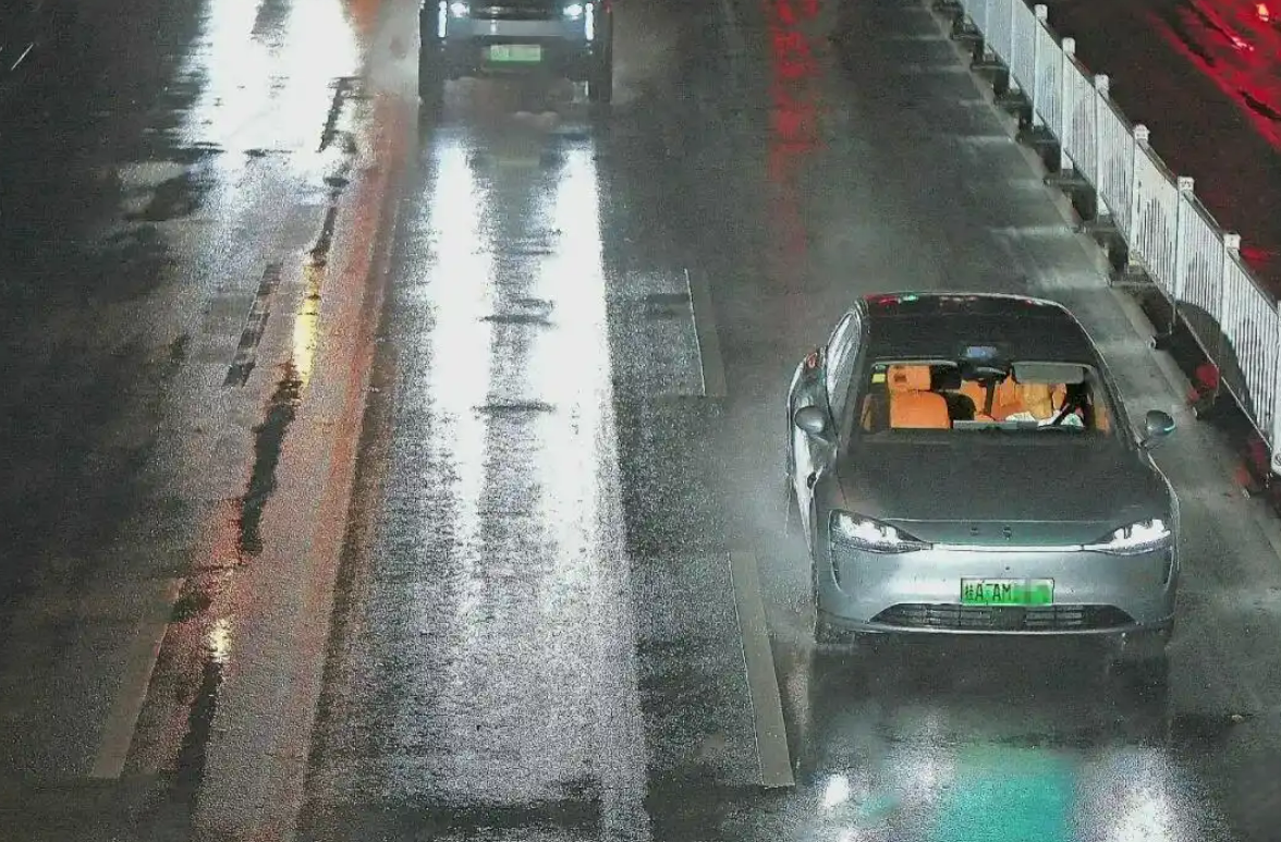 广西一司机酒后开智驾在马路中央睡着 罚款1300元、记12分