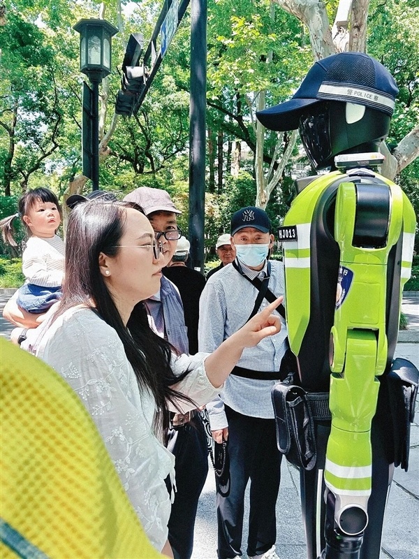 全国首个交管机器人中队正式上岗 15台机器人成街头顶流