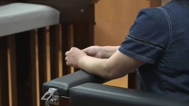 女子和男友吵架竟一气之下从18楼扔下2辆自行车 被判刑