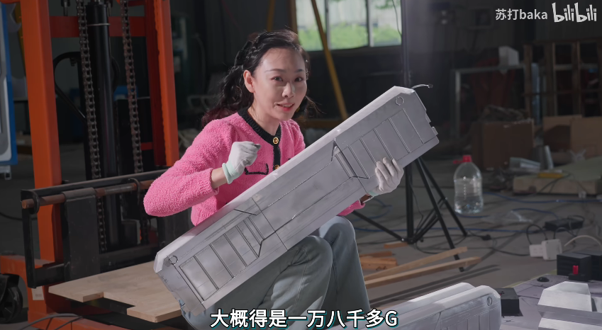 发烧友小姐姐造了台能住人的巨型电脑主机：12000W热量+空调散热 活人变手办