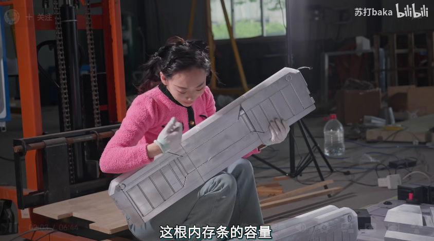 发烧友小姐姐造了台能住人的巨型电脑主机：12000W热量+空调散热 活人变手办