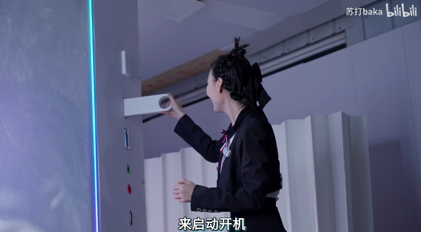 发烧友小姐姐造了台能住人的巨型电脑主机：12000W热量+空调散热 活人变手办