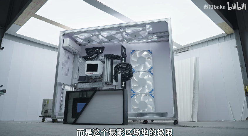 发烧友小姐姐造了台能住人的巨型电脑主机：12000W热量+空调散热 活人变手办