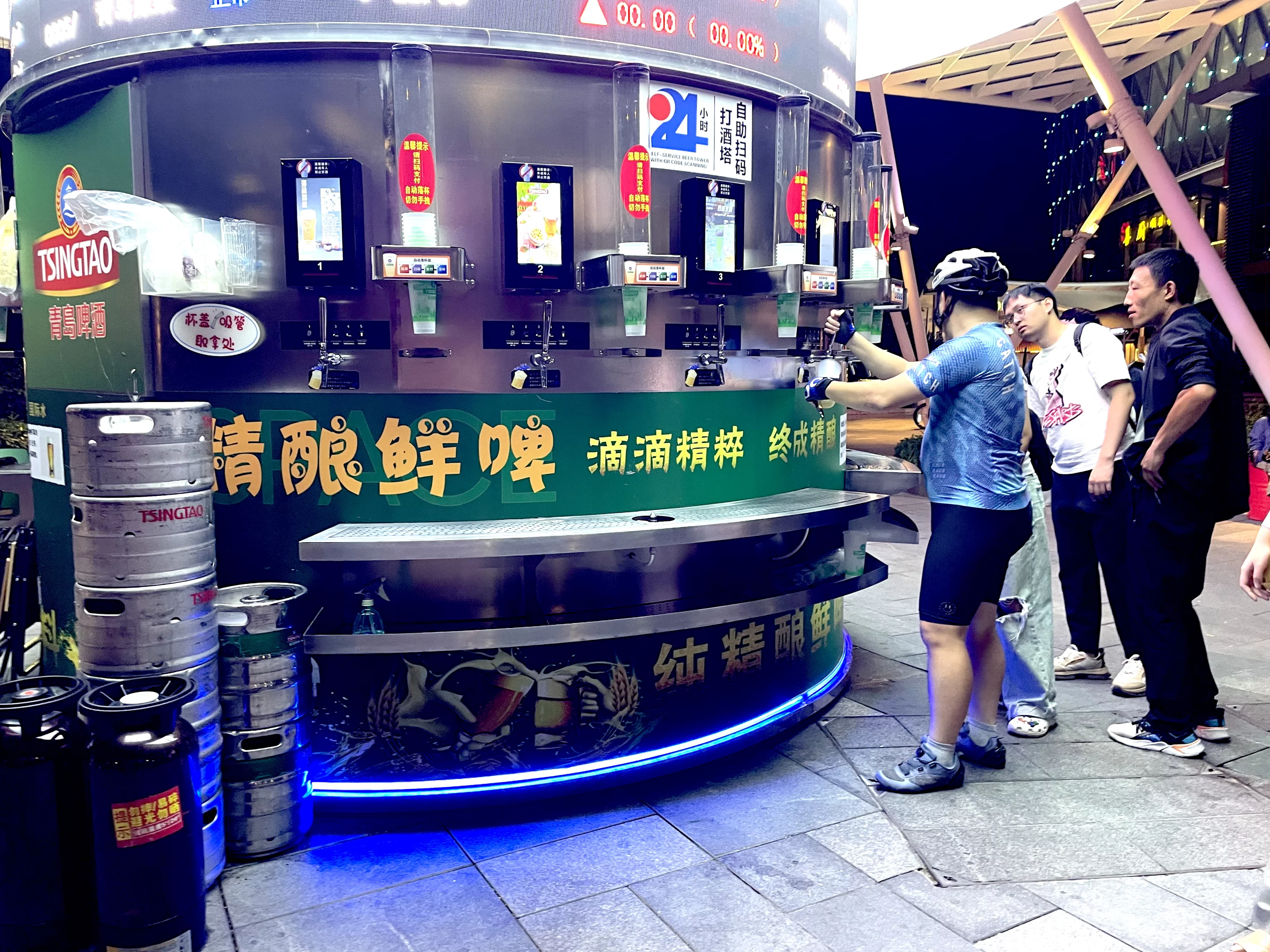 深圳现身24小时啤酒“交易所” 价格随人气起落的自助酒吧