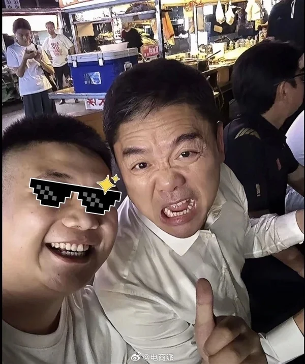 刘强东深夜现身福州路边摊 嗦螺蛳粉狂炫小龙虾
