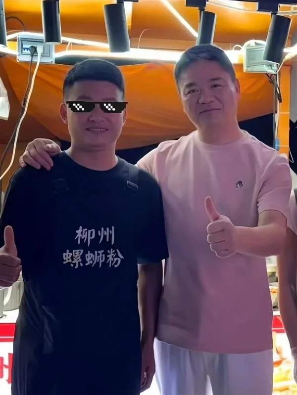 刘强东深夜现身福州路边摊 嗦螺蛳粉狂炫小龙虾