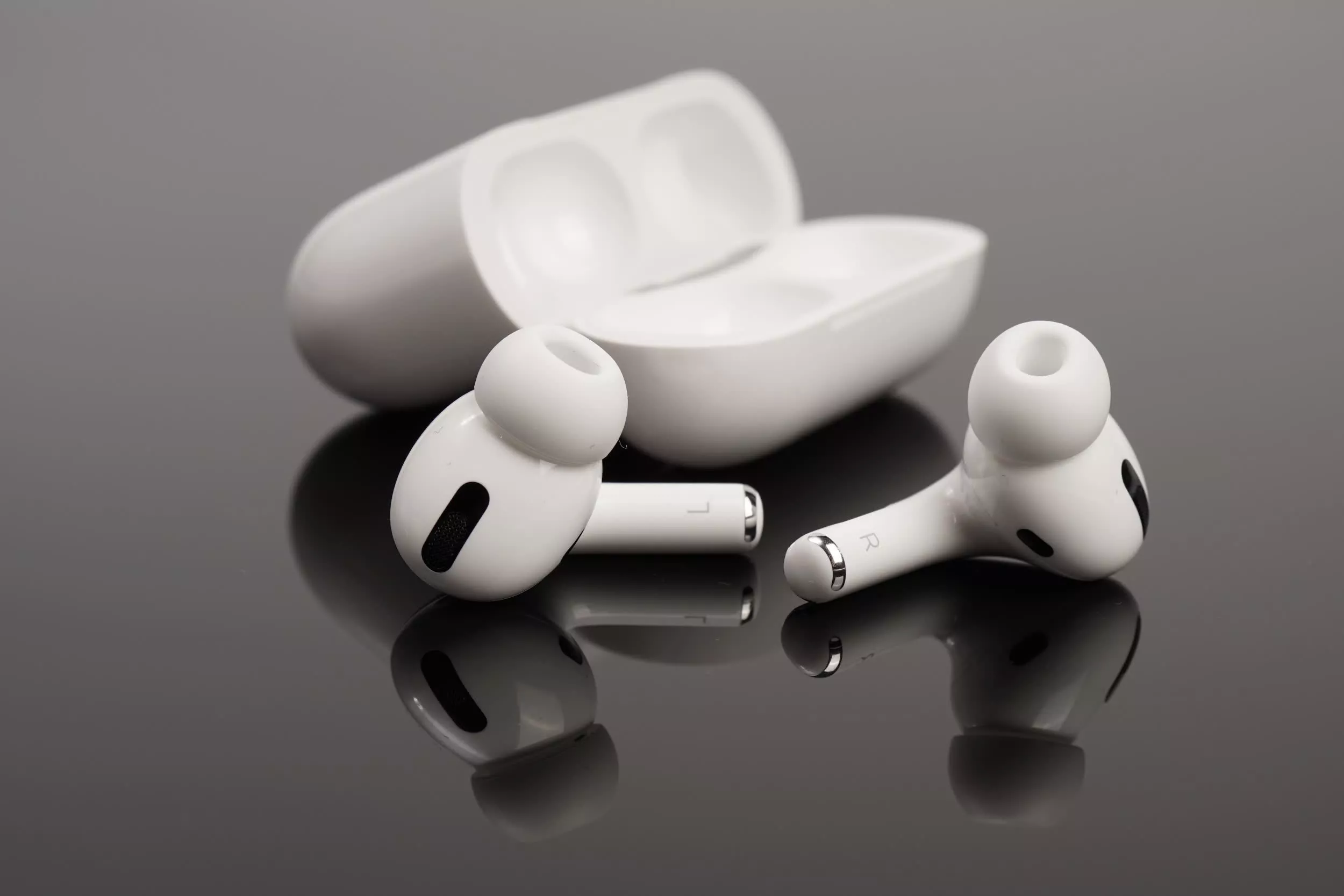 传苹果正研发全息显示的iPhone、AI挂件和配备AI摄像头的AirPods Pro