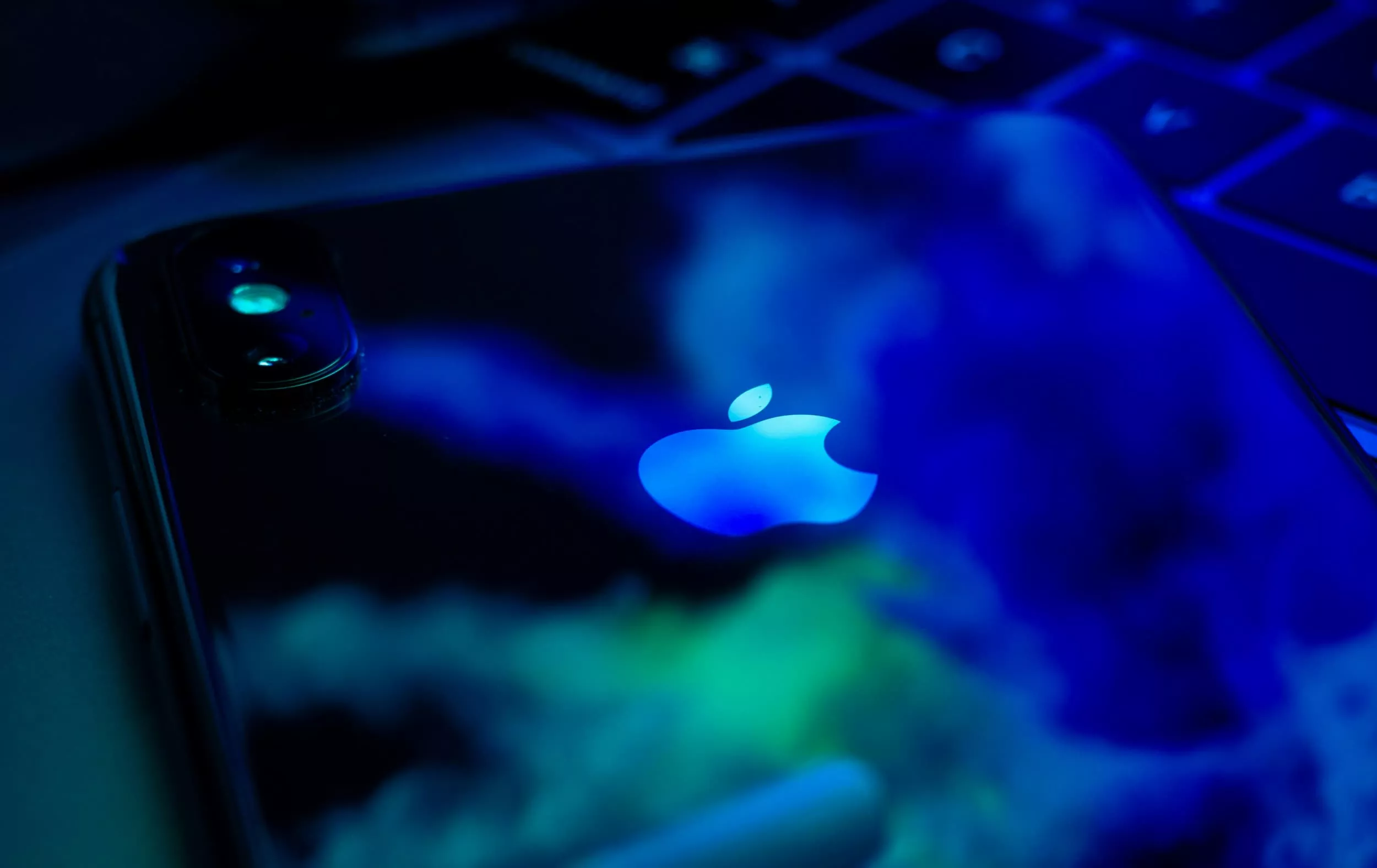 传苹果正研发全息显示的iPhone、AI挂件和配备AI摄像头的AirPods Pro